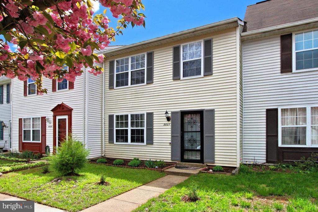 8607 Woodhue Ct in Manassas Park, VA - Building Photo