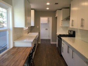 15154 Enadia Way in Van Nuys, CA - Foto de edificio - Building Photo