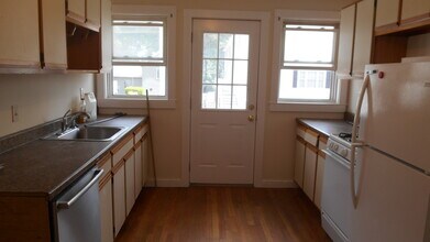 104 Elson Rd, Unit #2 in Waltham, MA - Foto de edificio - Building Photo