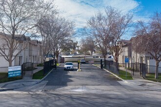 Pacheco Luxury Townhomes in Bakersfield, CA - Building Photo - Building Photo