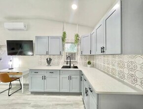 1221 Corbett Ln in Orlando, FL - Foto de edificio - Building Photo