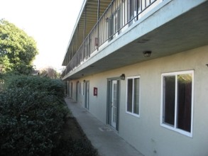 1318 California Ave in San Pablo, CA - Foto de edificio - Building Photo