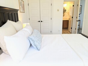 124 Georgianna Aly, Unit Cozy and Bright Apartment in Charlottesville, VA - Foto de edificio - Building Photo