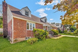 63 I U Willets Rd in Albertson, NY - Building Photo - Building Photo