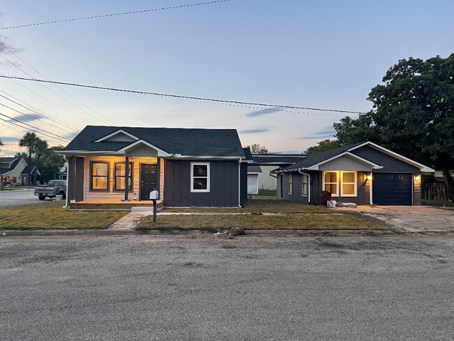 407 E Houston St in Giddings, TX - Building Photo - Building Photo