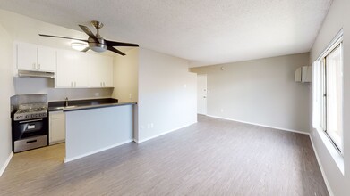 6810 Milwood in Canoga Park, CA - Foto de edificio - Interior Photo