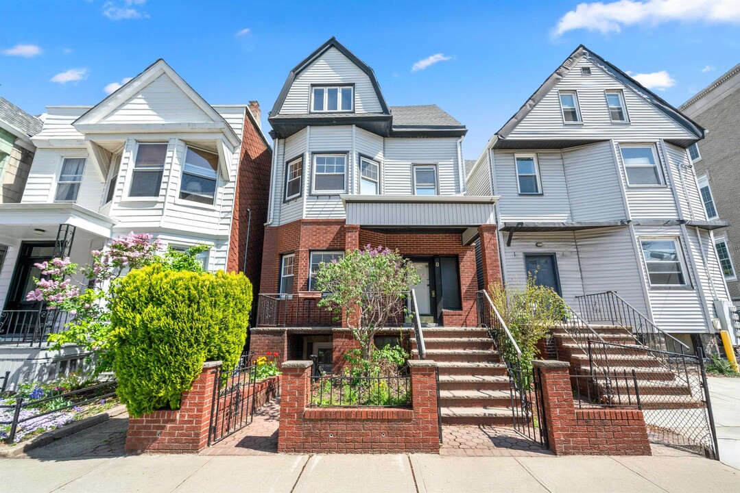 8 Cooper Pl in Weehawken, NJ - Building Photo