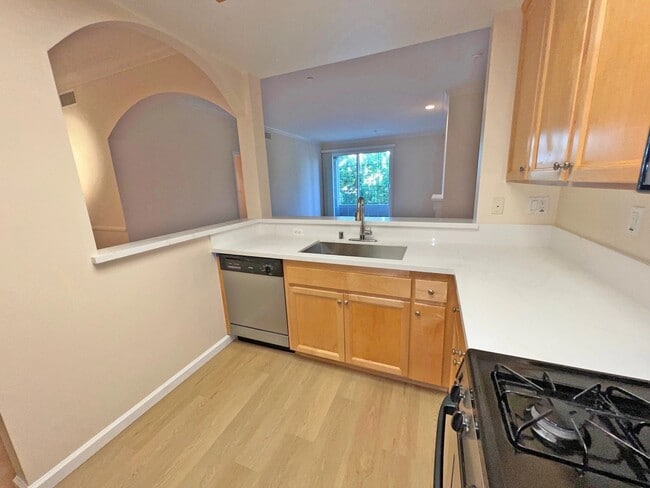 2969 Kelton Ave, Unit 105 in Los Angeles, CA - Building Photo - Building Photo