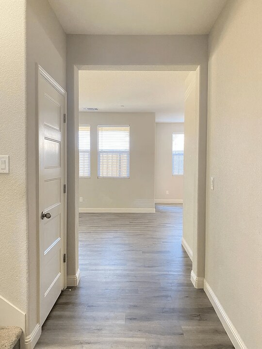 220 Uccello Way in Sacramento, CA - Building Photo