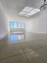 9001 SW 77th Ave in Miami, FL - Foto de edificio - Building Photo