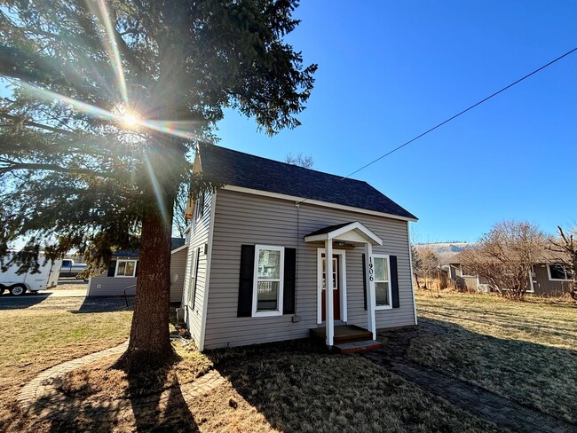 1906 X Ave in La Grande, OR - Building Photo - Building Photo