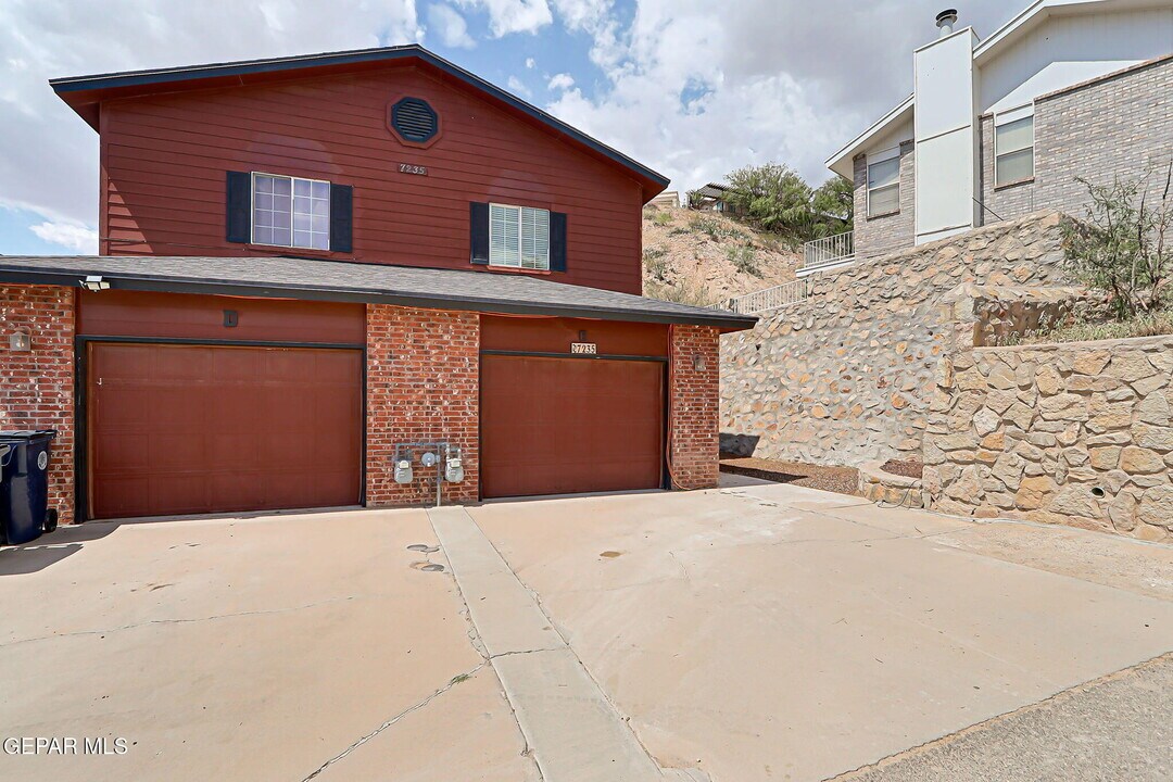 7235 Royal Arms Dr in El Paso, TX - Building Photo