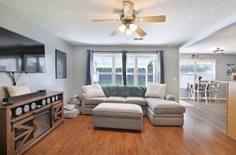 642 Ken Pilkerton Dr in Smyrna, TN - Foto de edificio - Building Photo