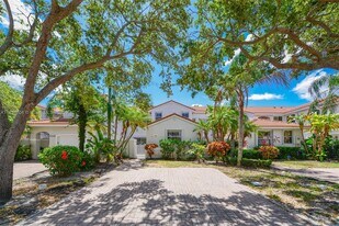 1551 Seagrape Way in Hollywood, FL - Building Photo