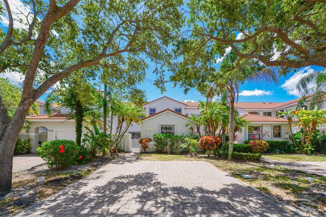 1551 Seagrape Way in Hollywood, FL - Building Photo