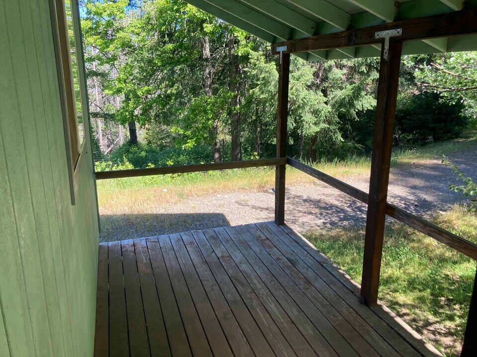 160 Dolly Varden Ln in Junction City, CA - Building Photo