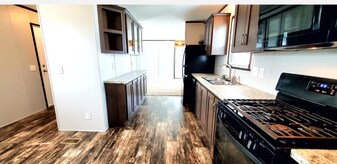 8040 Harbour Dr in Fair Haven, MI - Building Photo