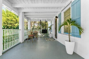 110 Wilson Rd in West Palm Beach, FL - Building Photo