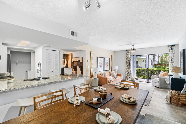 Cortland Kings Meadow in Miami, FL - Building Photo - Building Photo