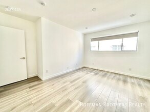 318 S Mariposa Ave in Los Angeles, CA - Foto de edificio - Building Photo