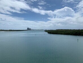 500 Bayview Dr in Sunny Isles Beach, FL - Building Photo - Building Photo