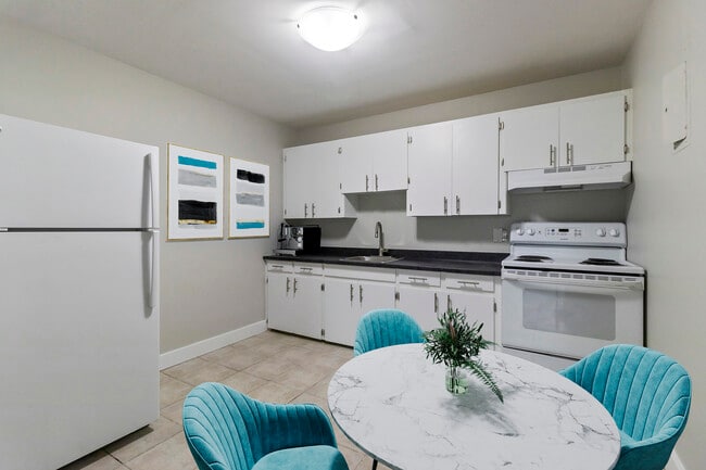 495 Elmwood Dr in Moncton, NB - Building Photo - Building Photo