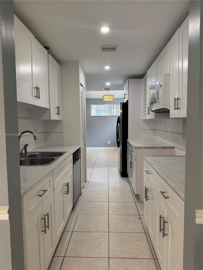 834 NW 81st Way in Plantation, FL - Building Photo - Building Photo