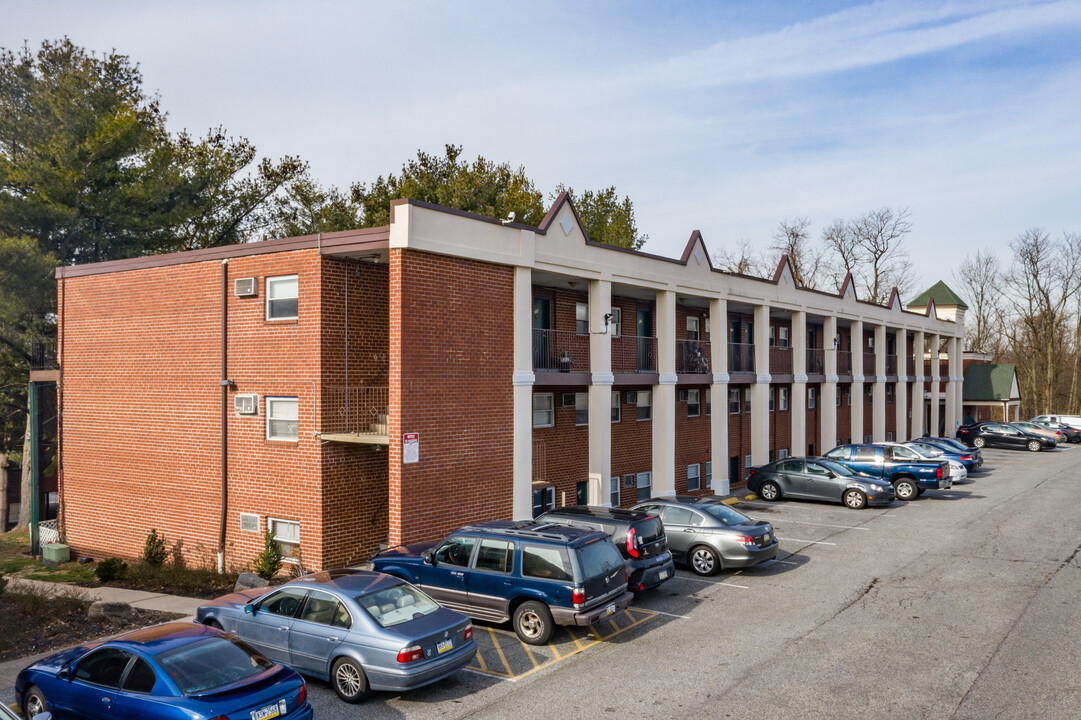 The Crossings at Elmwood in Woodlyn, PA - Building Photo