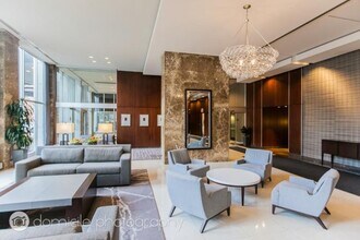 655 Irving Park Rd in Chicago, IL - Foto de edificio - Building Photo