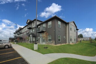 Eleven01 Apartments in Roseau, MN - Foto de edificio - Building Photo