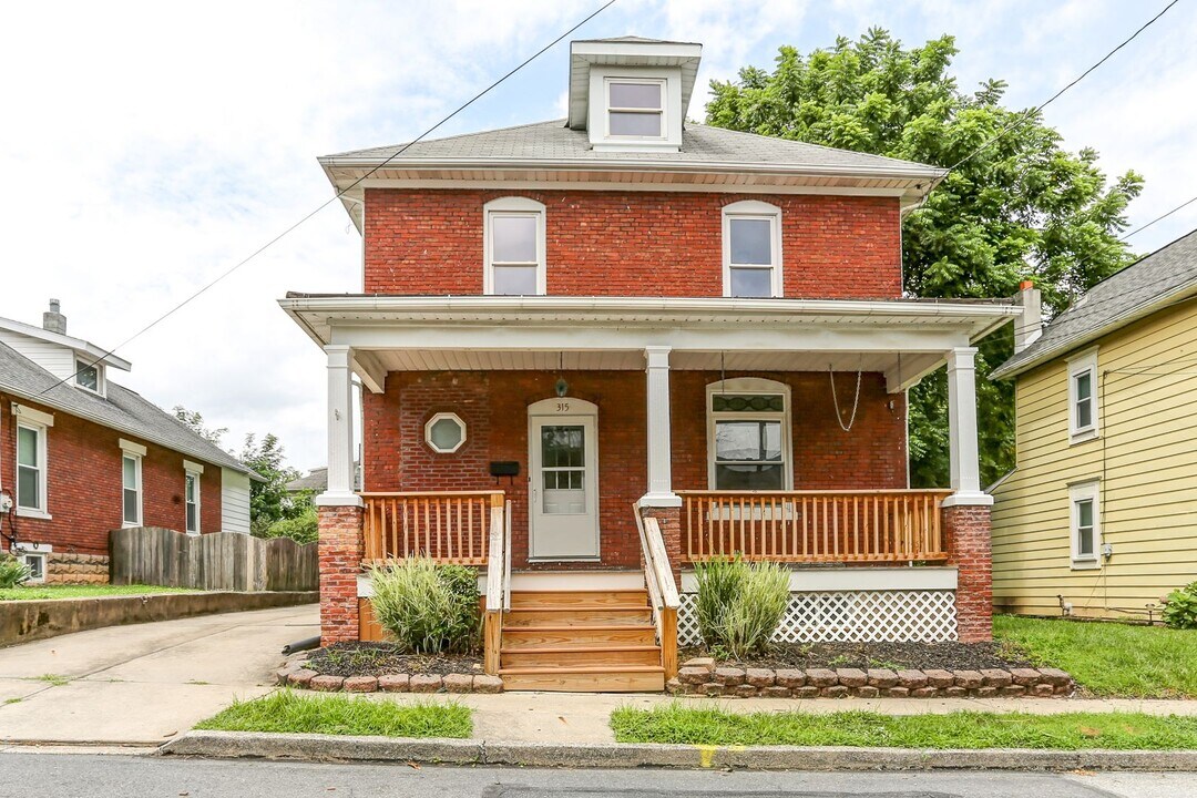 315 10th St in New Cumberland, PA - Building Photo