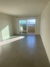 284 E Surfside Dr in Port Hueneme, CA - Building Photo - Building Photo
