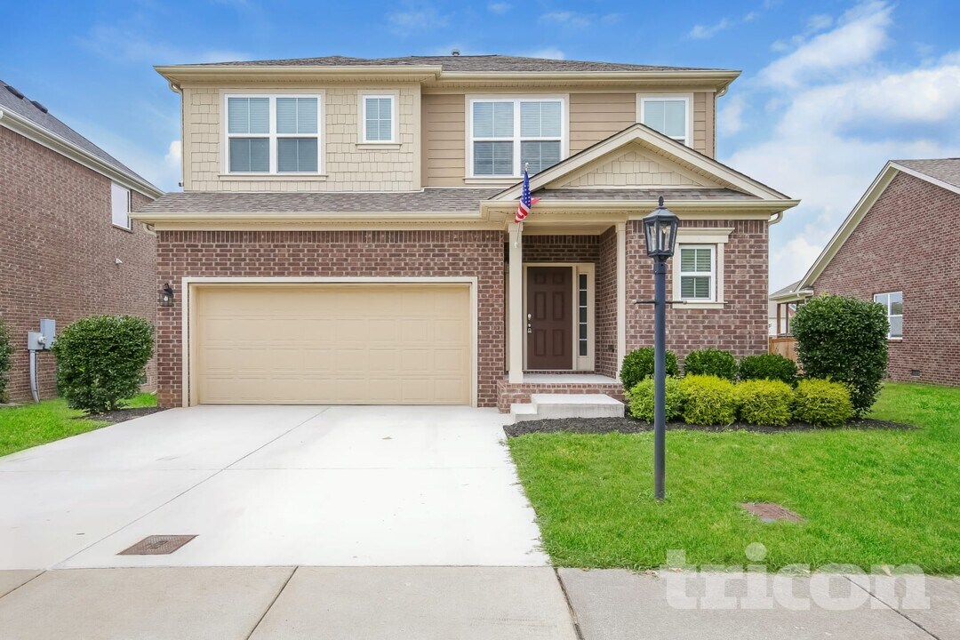 1637 Robindale Dr in Nashville, TN - Foto de edificio