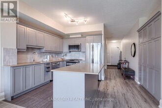 3865 Lake Shore Blvd W in Toronto, ON - Building Photo - Building Photo