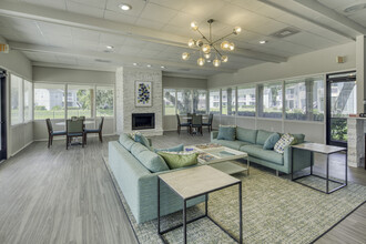 Windwood Oaks Apartments in Tampa, FL - Building Photo - Interior Photo