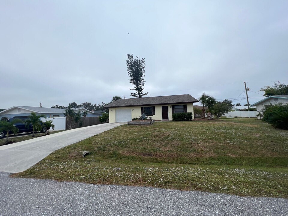 171 Abalone Rd in Venice, FL - Building Photo