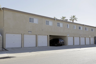 Linden Terrace Apartments in Long Beach, CA - Building Photo - Building Photo