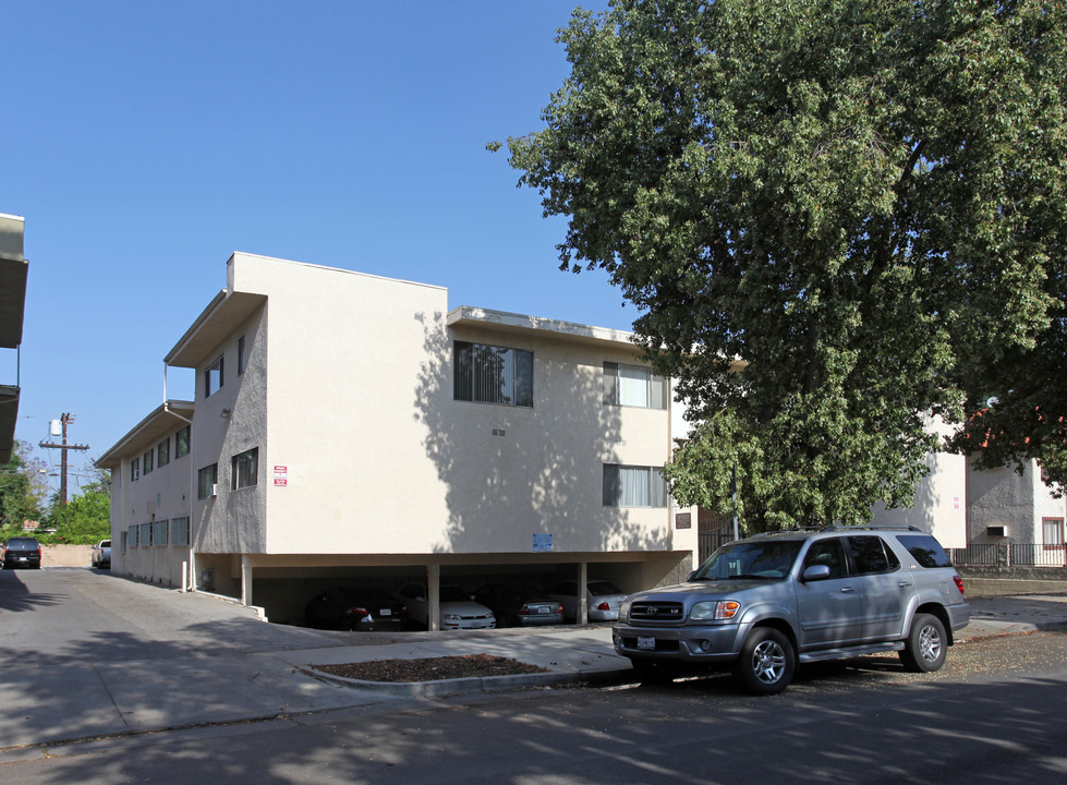 Crossings on Amigo in Reseda, CA - Building Photo