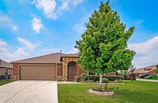 1911 Meadow Crest Dr in Princeton, TX - Building Photo