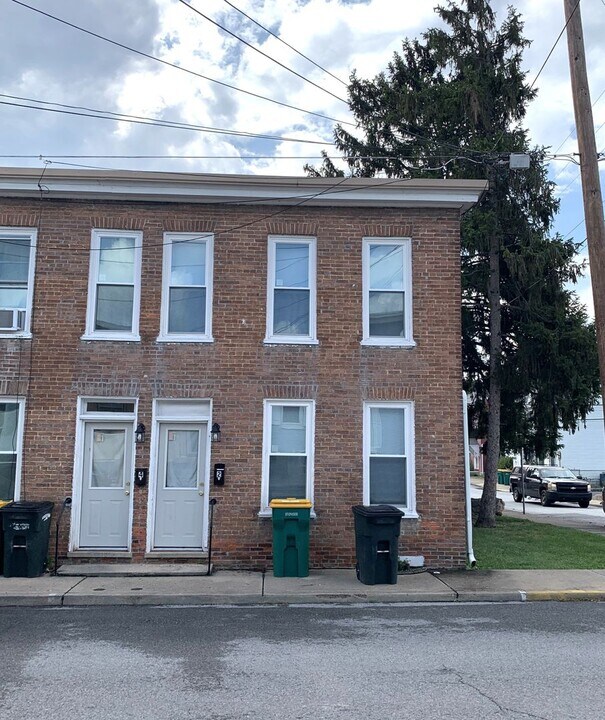 212 Philadelphia Ave-Unit -2 Philadelphia in Waynesboro, PA - Building Photo