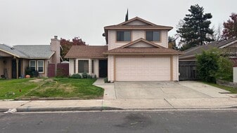 560 Clover Dr in Turlock, CA - Building Photo