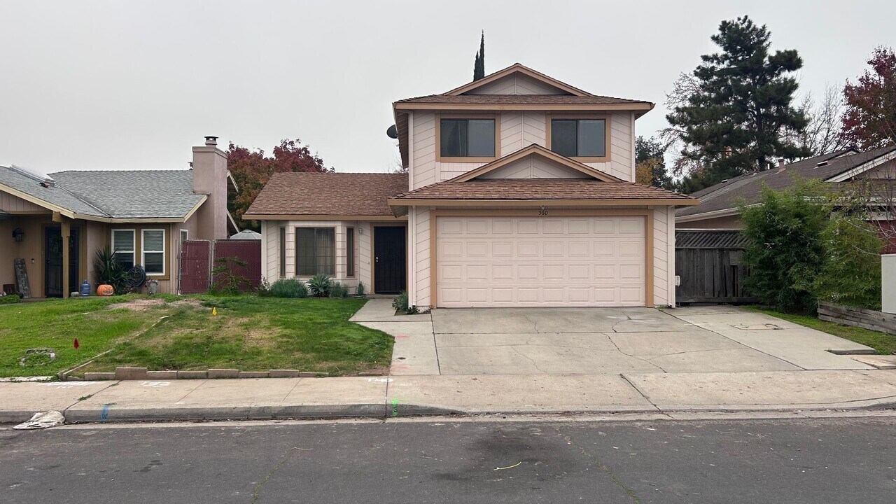 560 Clover Dr in Turlock, CA - Building Photo