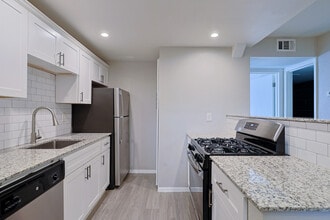 Manor Flats in Austin, TX - Building Photo - Interior Photo
