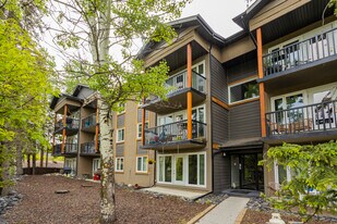 443 Muskrat St in Banff, AB - Building Photo