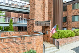 Cross Keys Condominiums in Cincinnati, OH - Building Photo - Building Photo