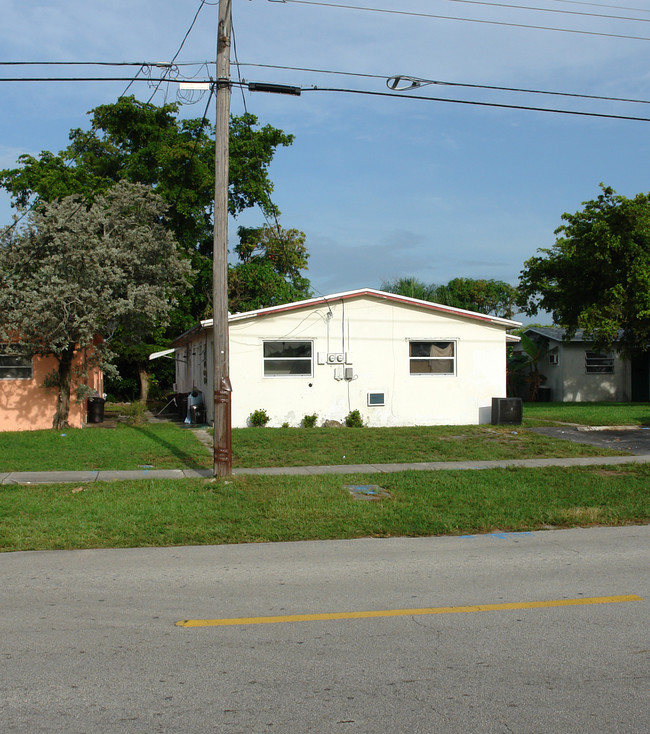 1477 NW 60th Ave in Fort Lauderdale, FL - Foto de edificio - Building Photo