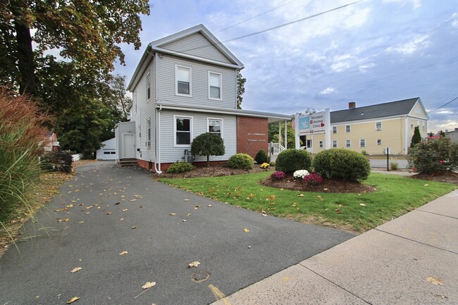 46 Poquonock Ave in Windsor, CT - Foto de edificio - Building Photo