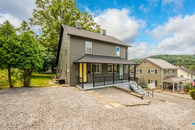 27 Rowe St in Rural Ridge, PA - Building Photo - Building Photo