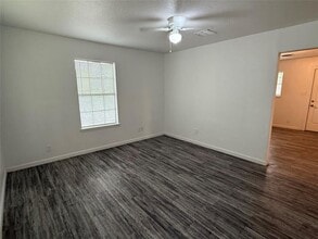 1012 Johnson St in Lockhart, TX - Foto de edificio - Building Photo