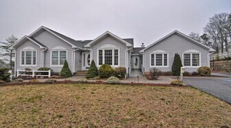 1 Bluff Rd in Sandwich, MA - Building Photo